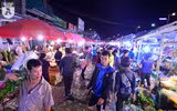 Chợ hoa Quảng Bá sôi động trước ngày Quốc tế Phụ nữ 8-3